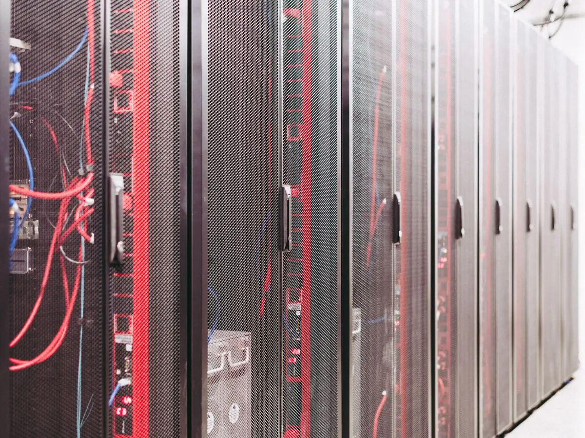 Serverkasten met netwerkkabels in een datacenter