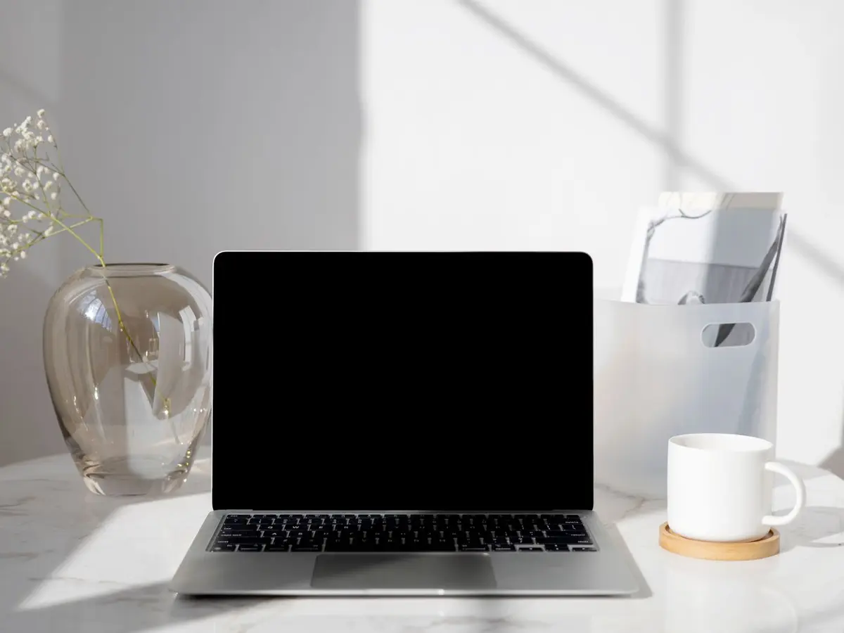 Laptop op een licht bureau bij daglicht