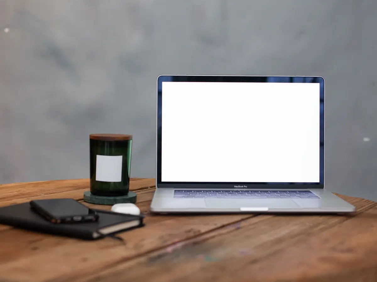 Laptop met een leeg scherm op een houten tafel