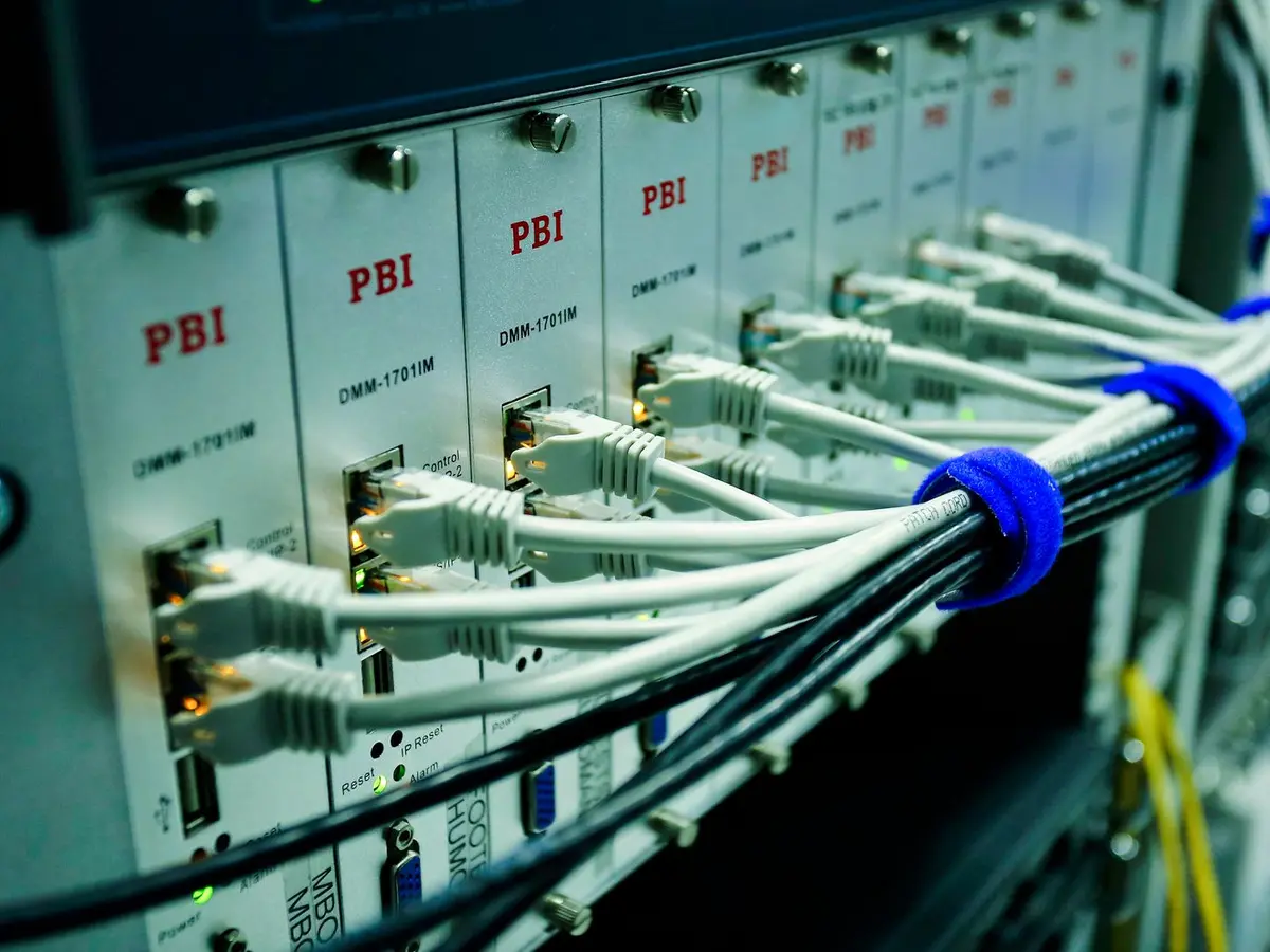 Netwerkswitch met aangesloten netwerkkabels van dichtbij
