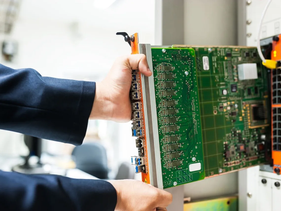 Technicus schuift een netwerkkaart in een switch in het datacenter