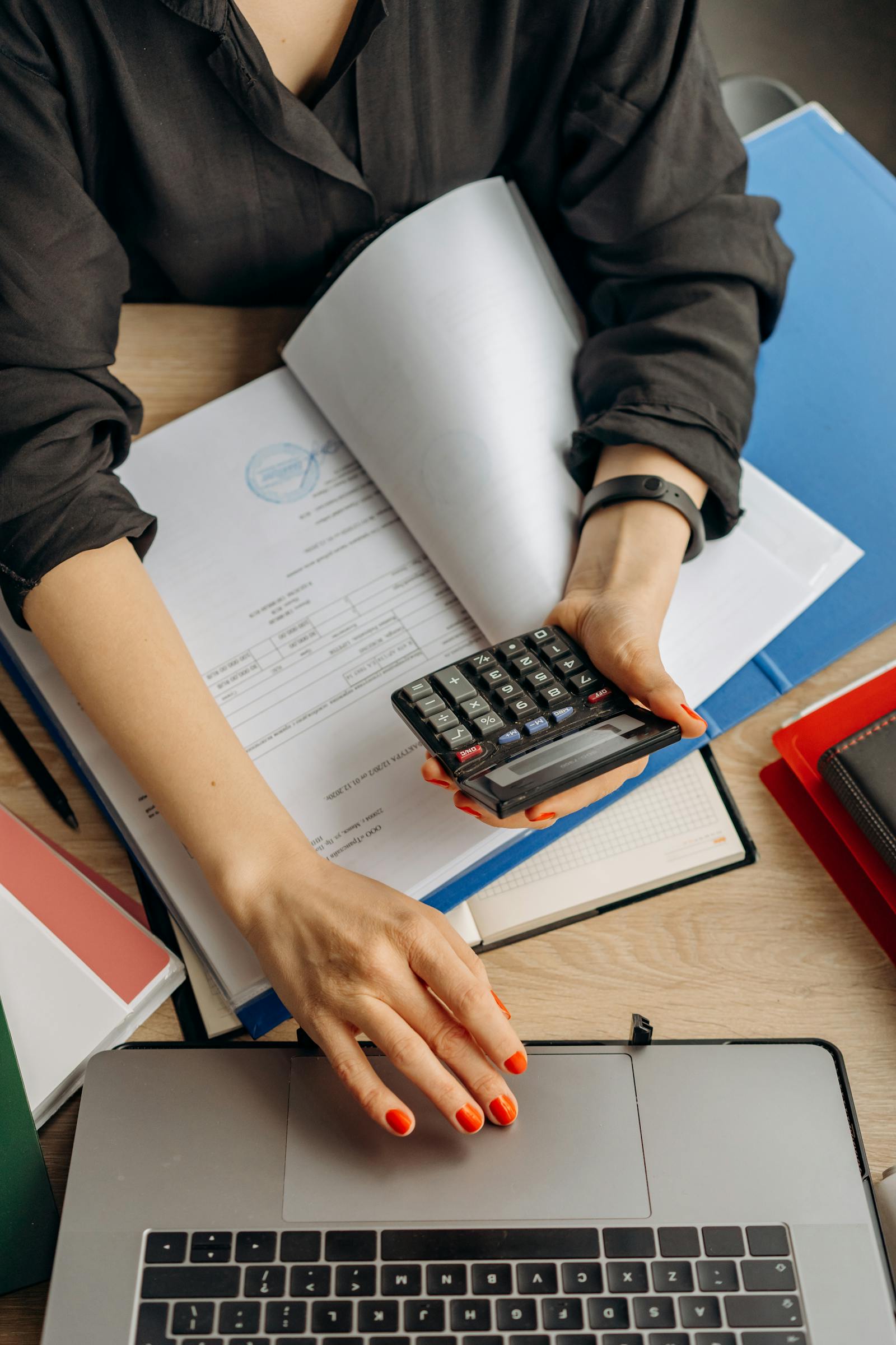 Ondernemer met calculator en laptop berekent de verborgen kosten van zelf WordPress beheren in 2026