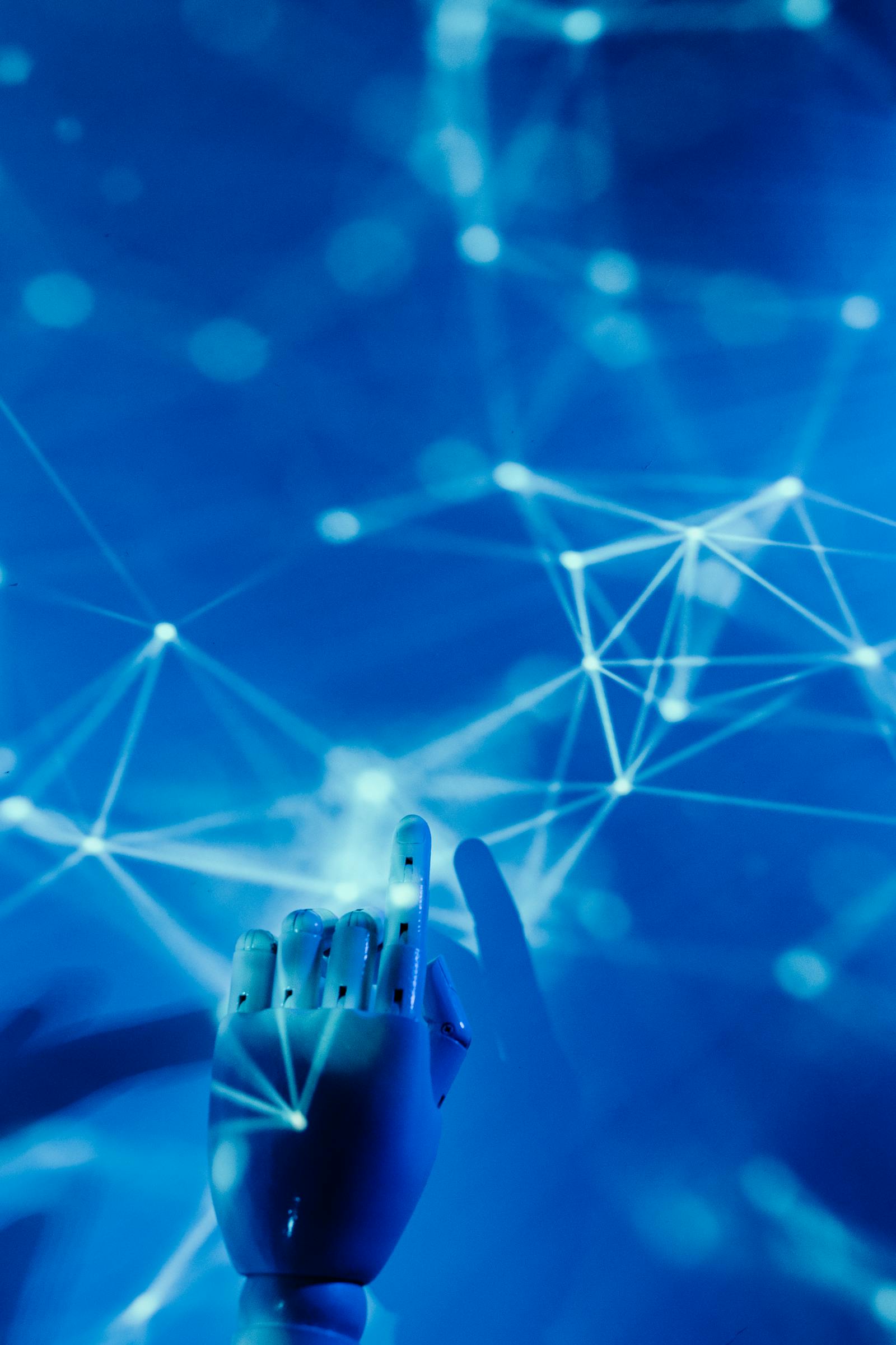 Robothand tegen blauwe achtergrond symboliseert zelfgehoste AI agents op een Cloud VPS