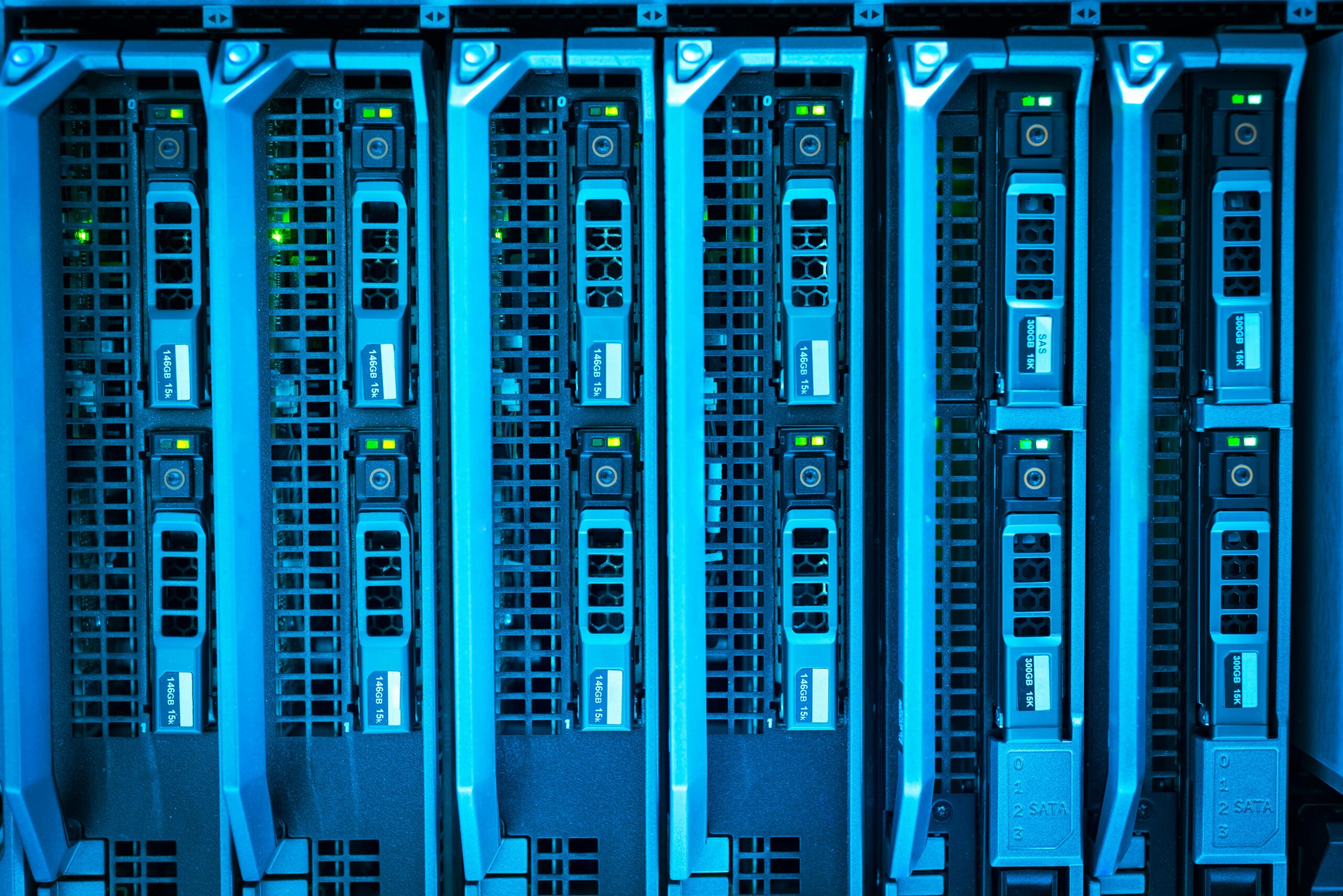 Server in een datacenter met atmosferische blauwe belichting, sfeerbeeld voor DDoS-bescherming op netwerkniveau voor MKB-websites