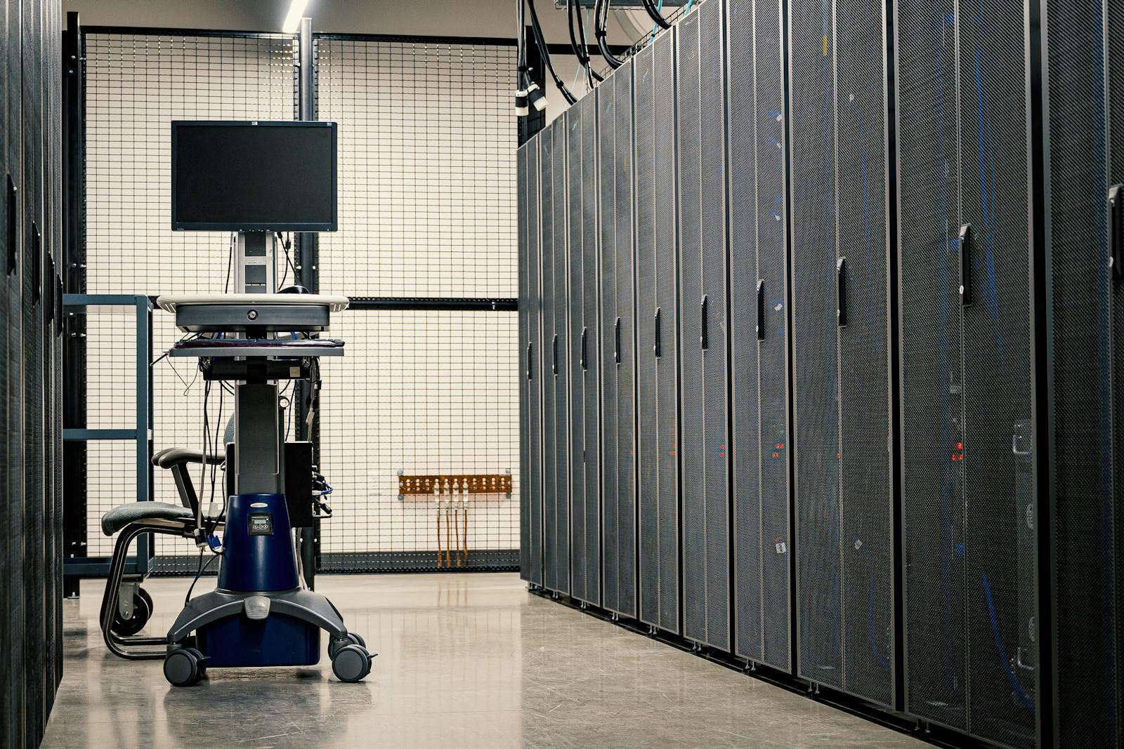 Linux serverhardware in een datacenter, illustreert de Dirty Frag kernel-kwetsbaarheid CVE-2026-43284 en CVE-2026-43500