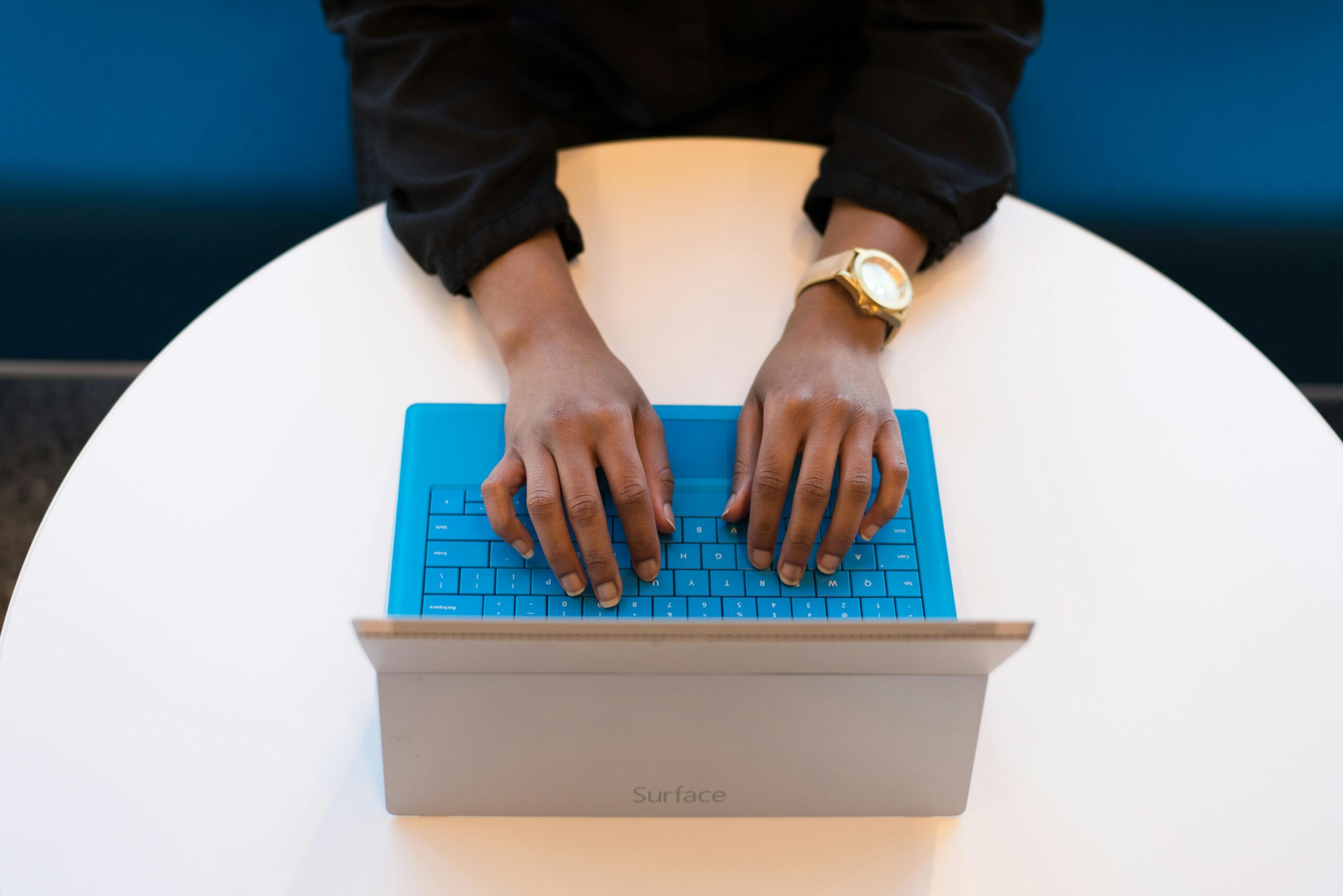 Ondernemer registreert een domeinnaam achter een laptop en kiest de juiste tenaamstelling voor haar bedrijf