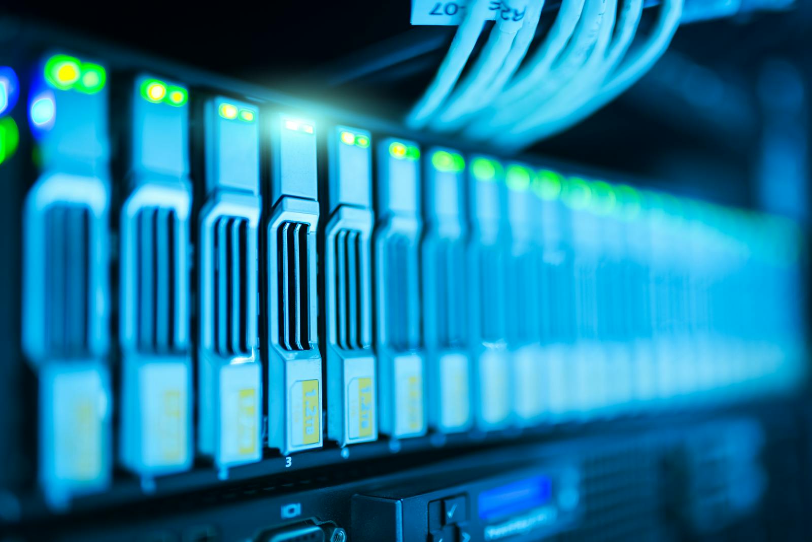 Server racks in een datacenter met blauwe verlichting symboliseren een zelfgehoste mailserver waarvoor IP-reputatie en deliverability belangrijk zijn