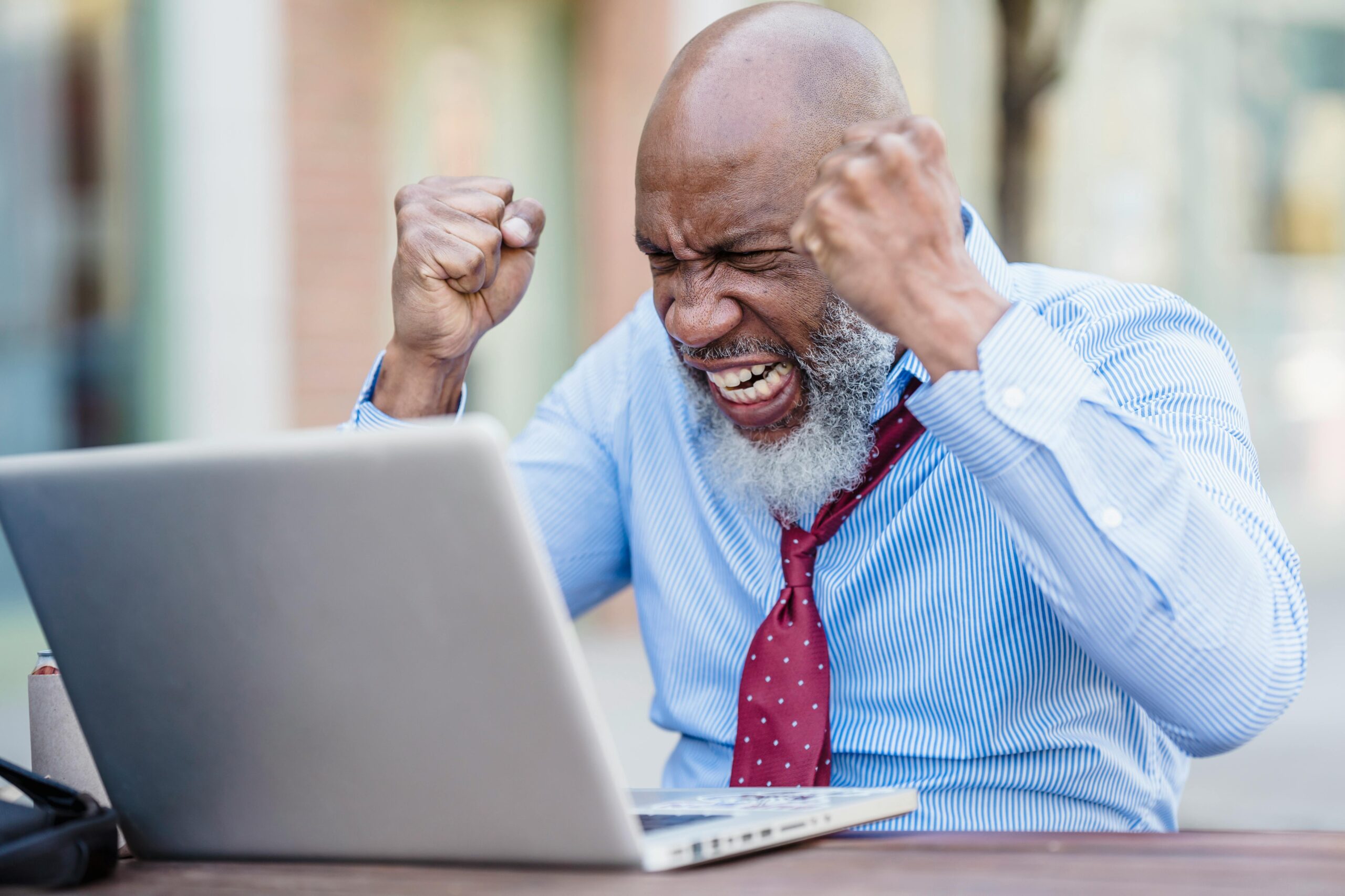 MKB-ondernemer kijkt gefrustreerd naar laptop met WordPress foutmelding