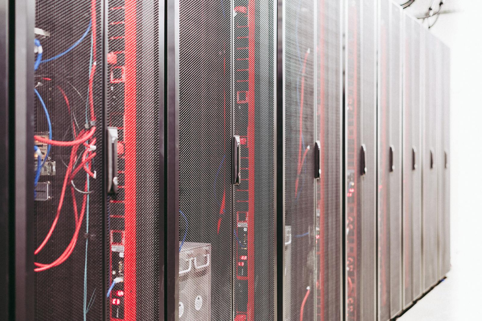 Server racks in een datacenter, symboliseert Linux servers die geraakt worden door de Fragnesia kernel-kwetsbaarheid CVE-2026-46300