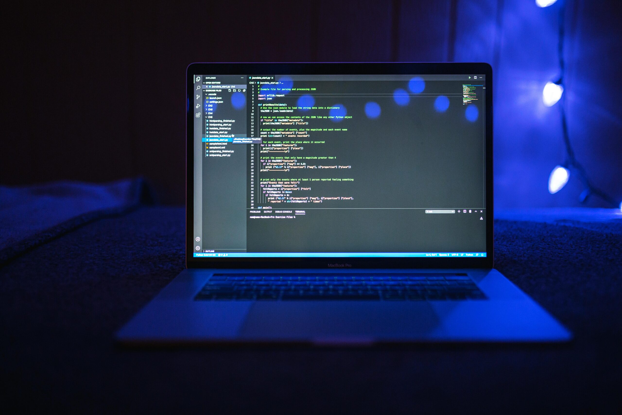 Laptop met code op donker scherm illustreert het koppelen van Google Search Console aan Claude met de mcp-gsc MCP server