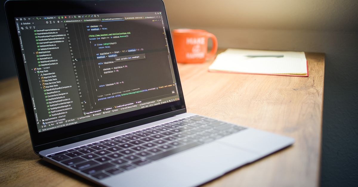 Laptop met code op een bureau, symbool voor een GSC MCP-server installeren en koppelen aan Claude
