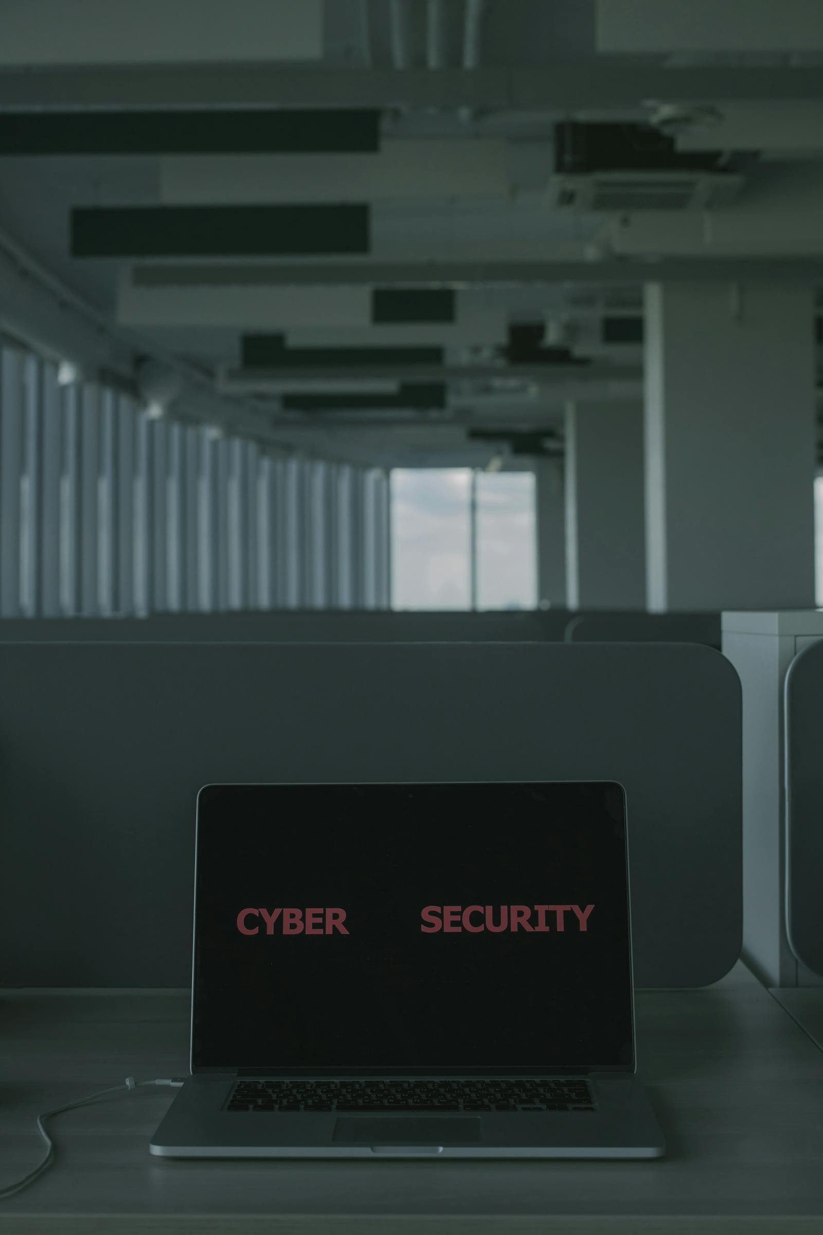 Laptop met de tekst Cyber Security op het scherm op een leeg kantoor tijdens Hemelvaartsdag, illustreert cyberrisico voor het MKB rond feestdagen