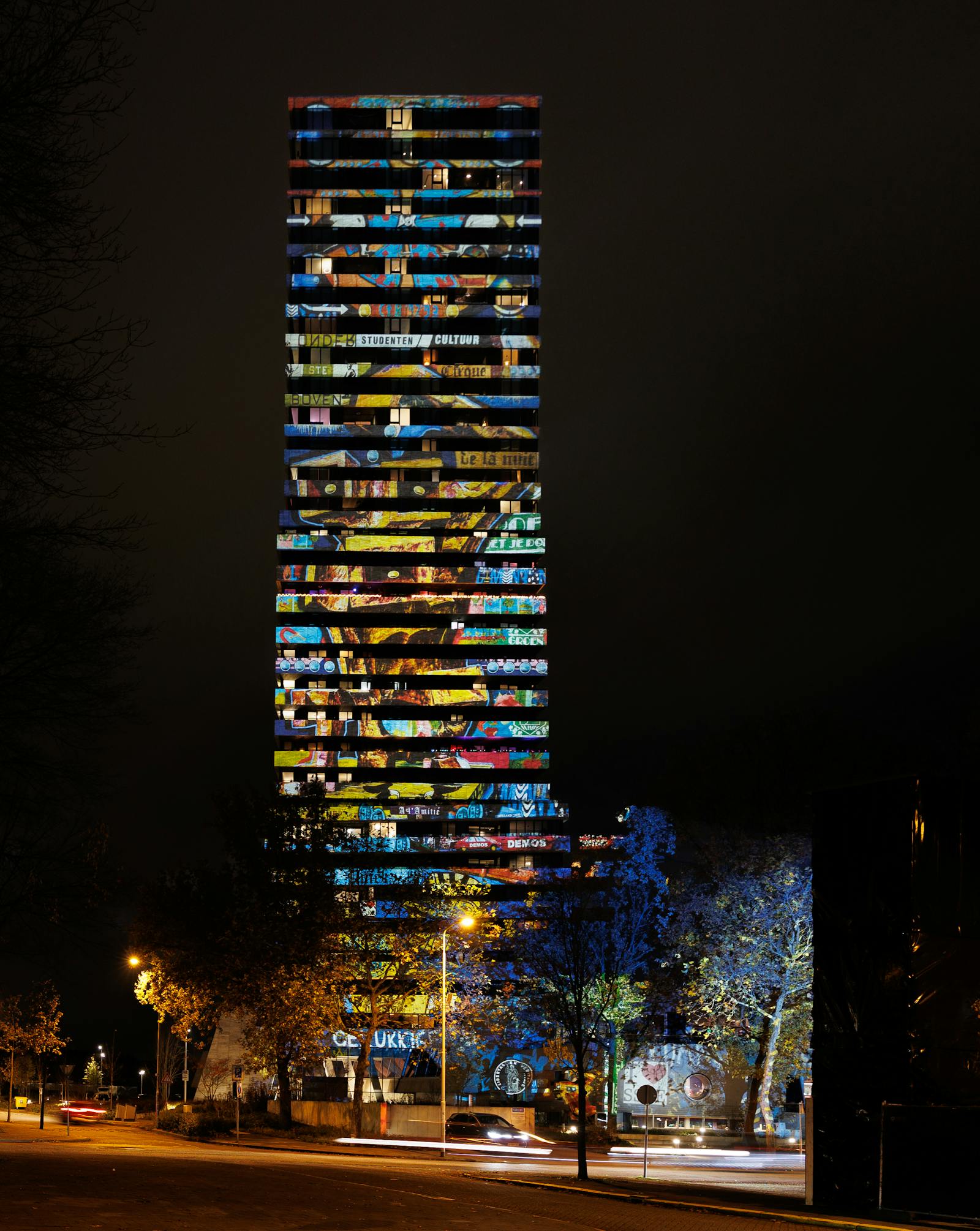 Avondbeeld van Eindhoven met lichtfestival, symbool voor een lokale hostingpartner voor MKB in Brabant