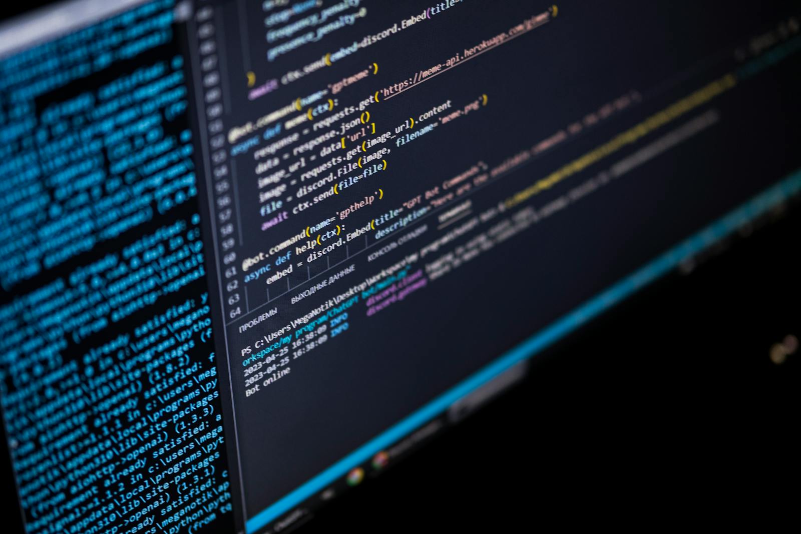 Programmeercode op een computerscherm tijdens WordPress-ontwikkeling — keuze tussen managed WordPress hosting en managed VPS