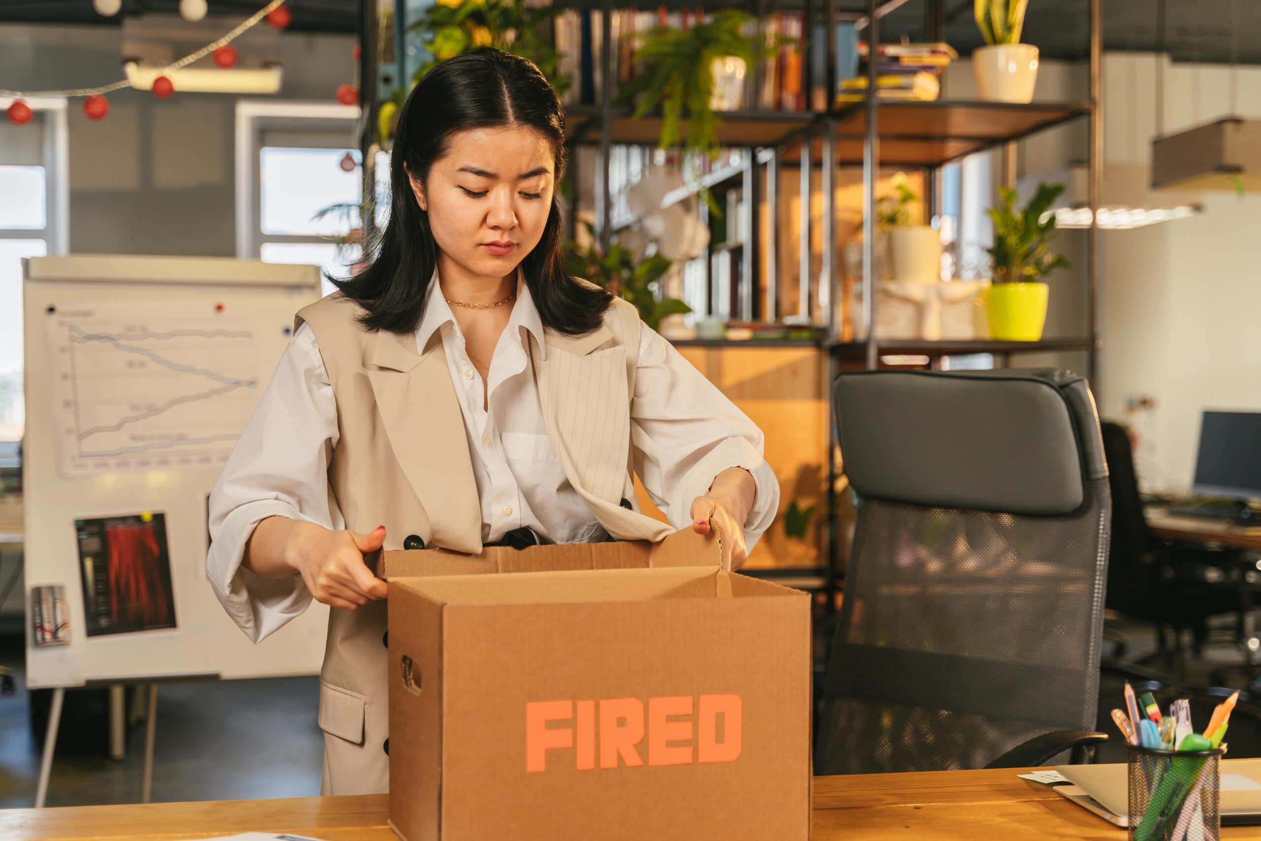 Medewerker pakt persoonlijke spullen tijdens offboarding, terwijl IT in Microsoft 365 het account afsluit