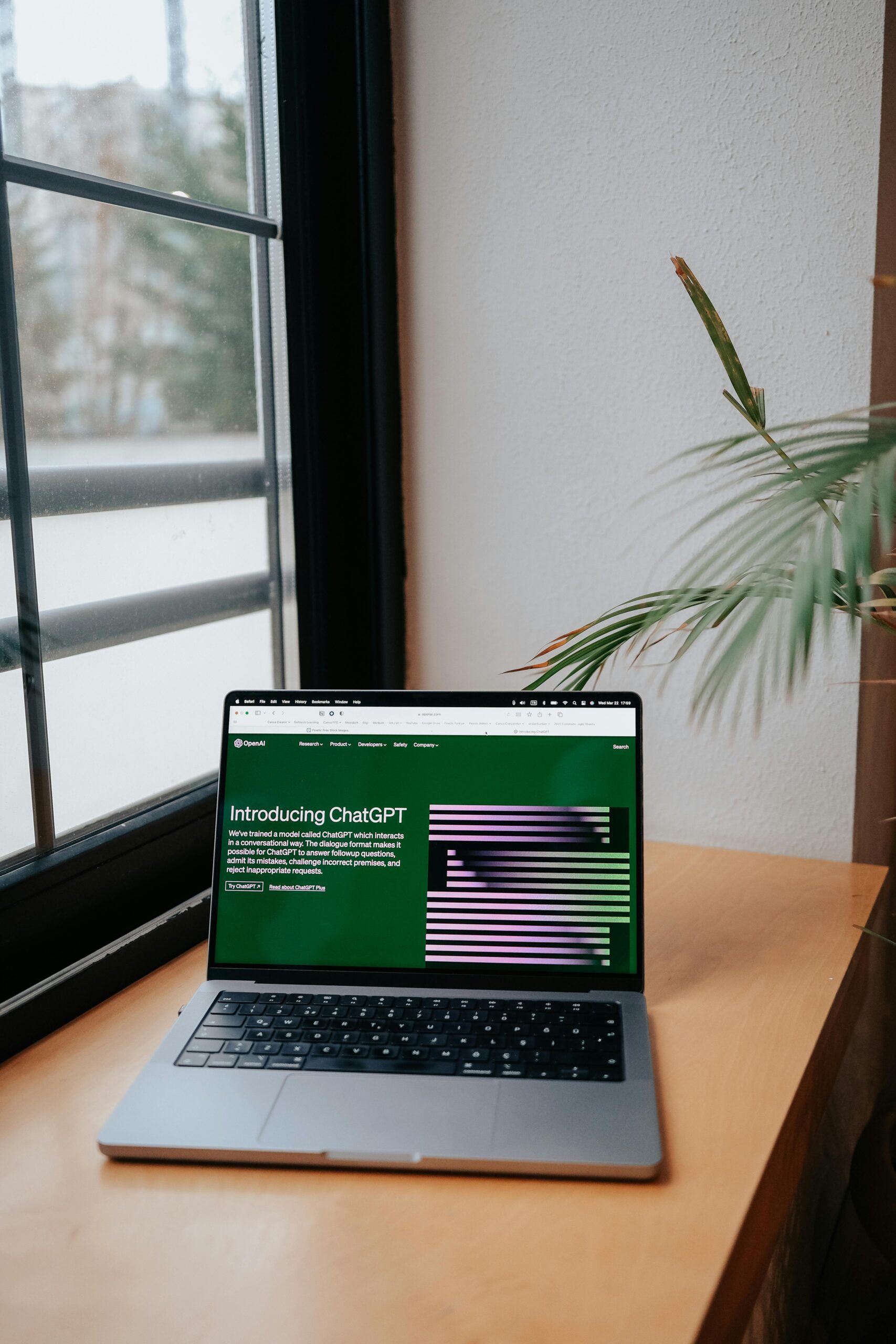 Laptop op een kantoorbureau met koffie en notitieblok, illustratie van Microsoft Copilot inzet in het MKB