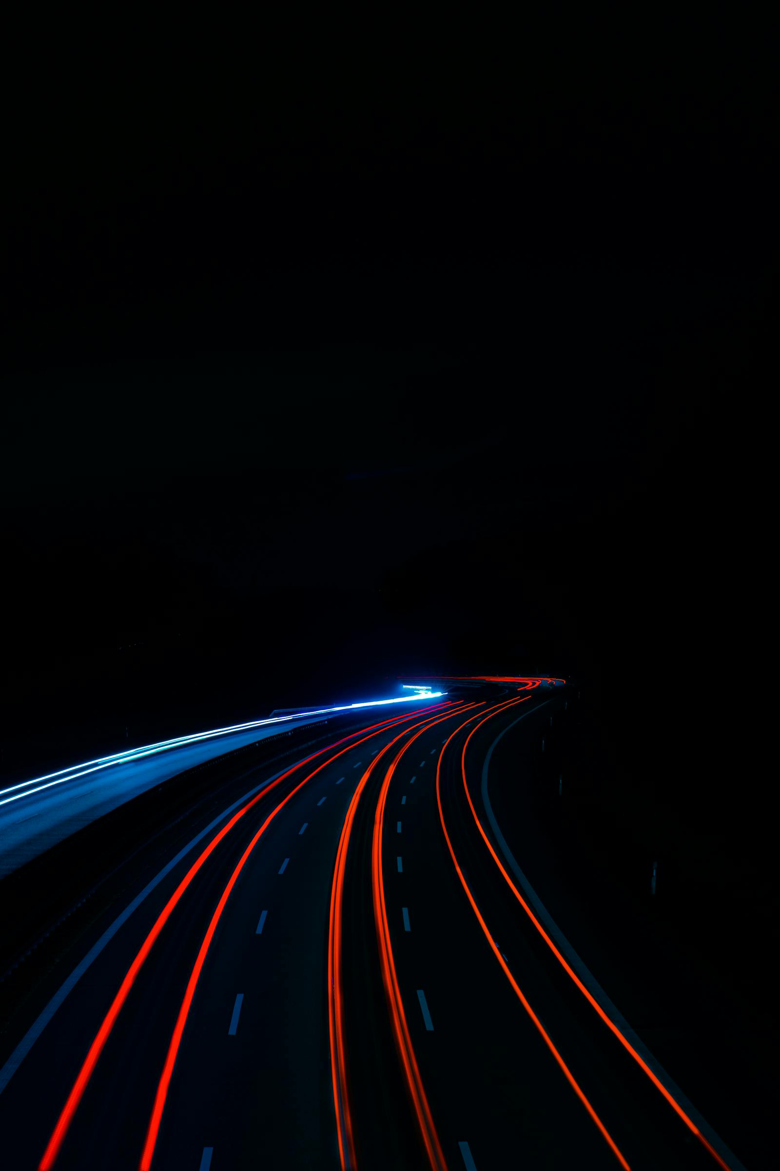 Long-exposure foto van lichtstrepen op een snelweg in Duitsland, symbool voor de transitie van shared hosting naar een Cloud VPS in een EU-datacenter