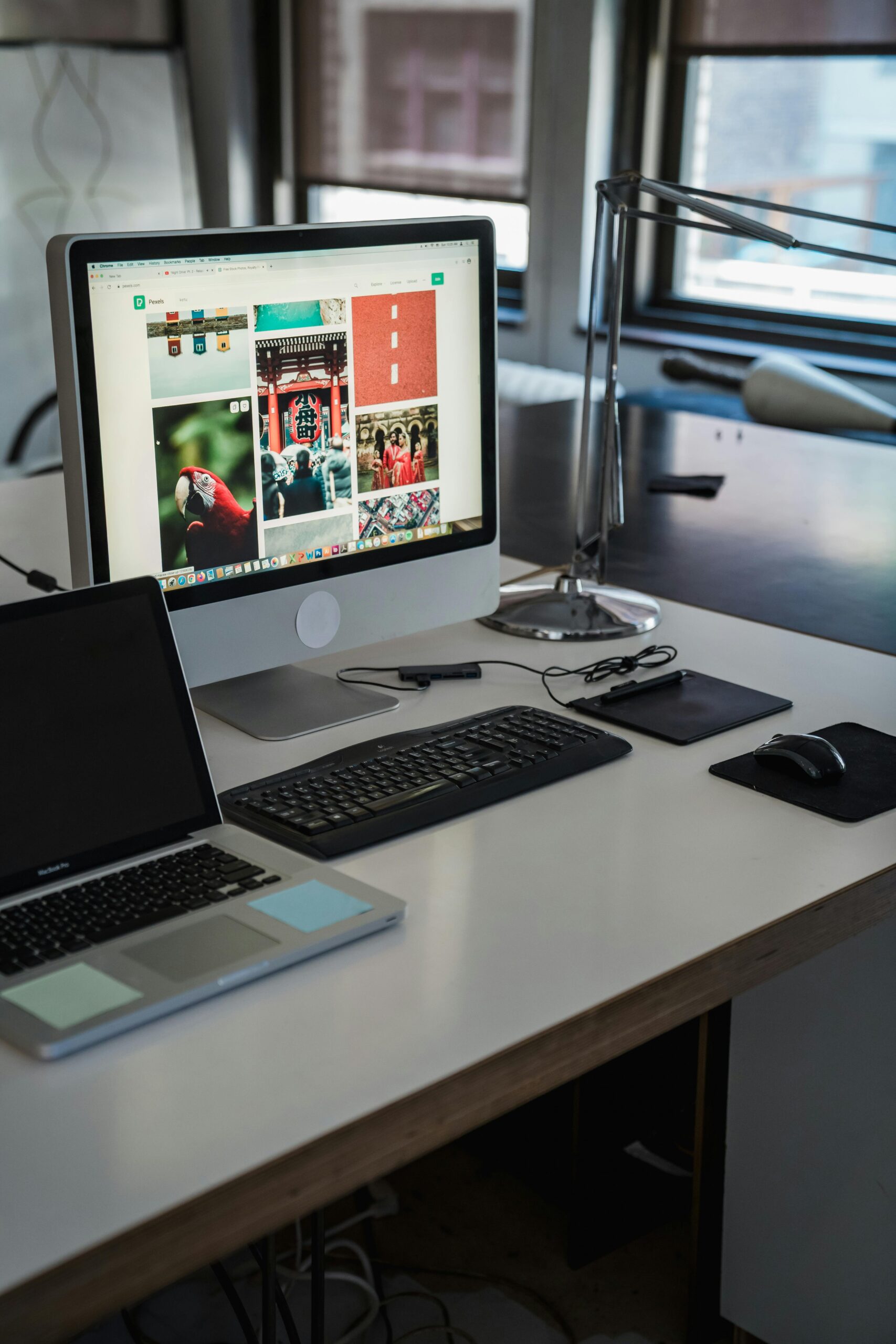 Leeg modern kantoor met laptop en monitor — typisch beeld tijdens een lang Pinksterweekend wanneer het MKB extra kwetsbaar is voor cyberaanvallen