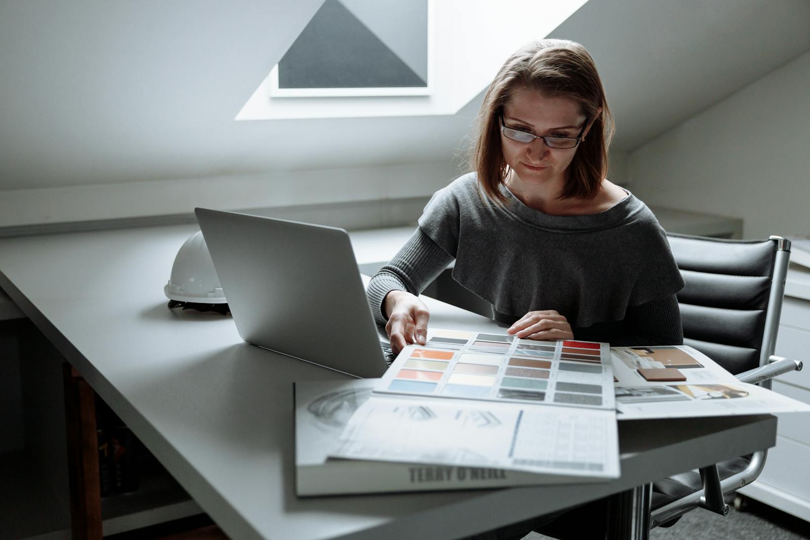 Webdesigner werkt geconcentreerd aan klantprojecten op haar werkplek
