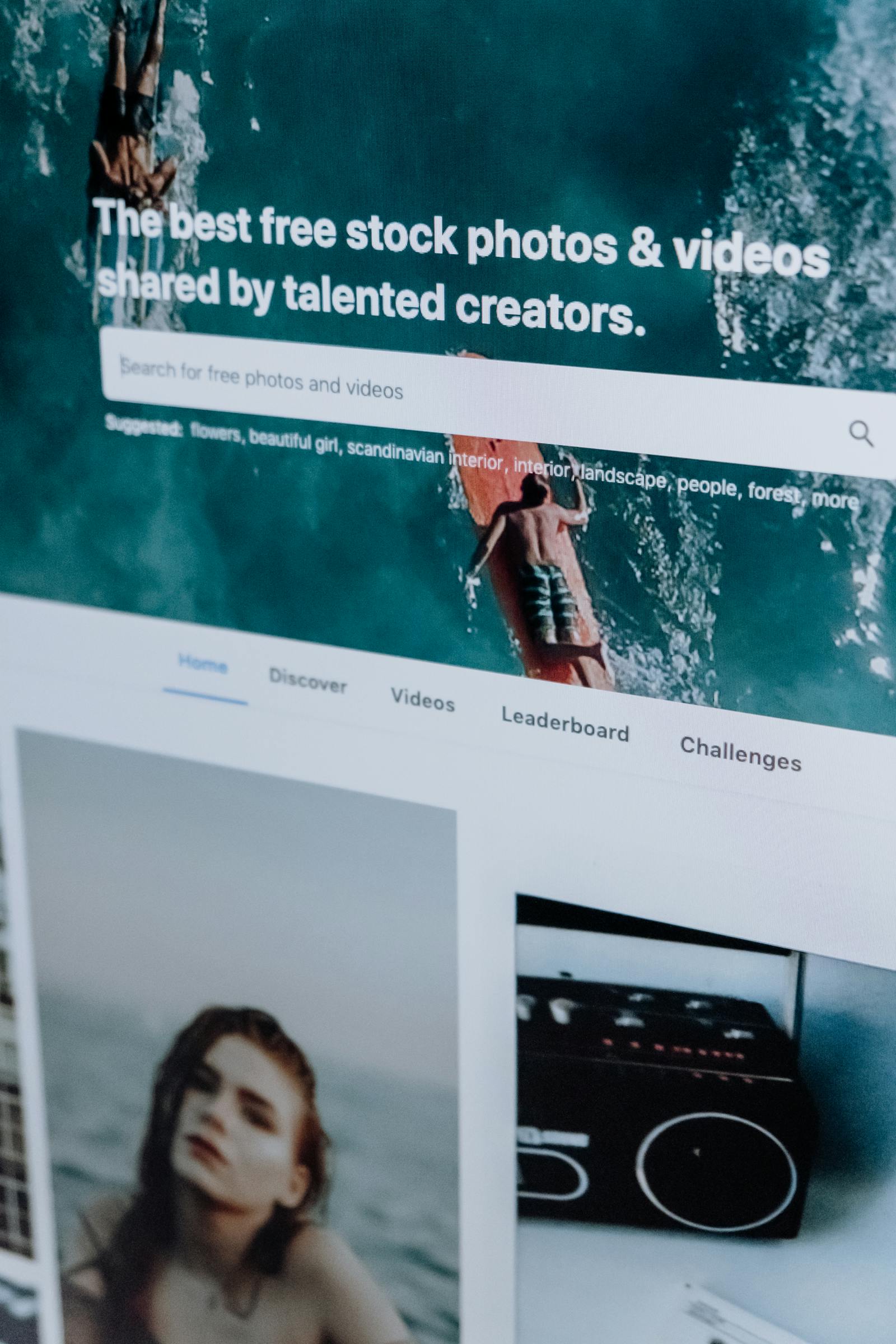 Werkplek met laptop en notitieboek waarop een keuze tussen subdomein en nieuwe domeinnaam wordt voorbereid