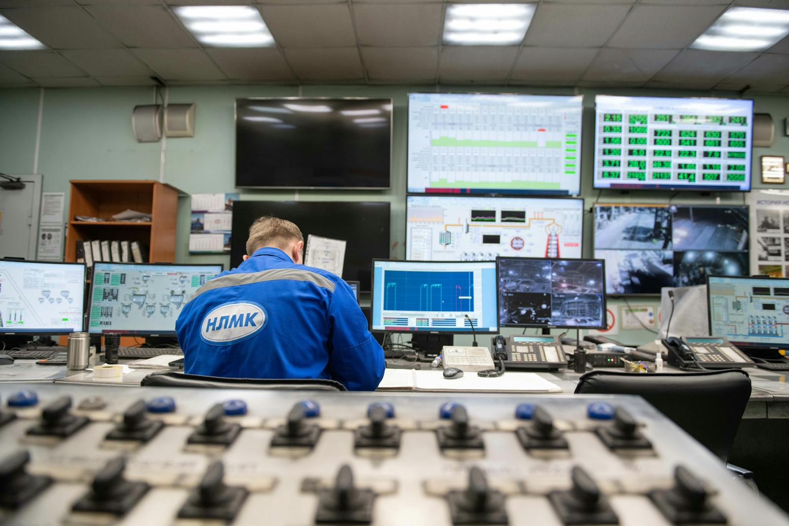 Engineer monitort meerdere schermen in een control room, symbool voor managed webhosting waarbij de hoster proactief de techniek bewaakt