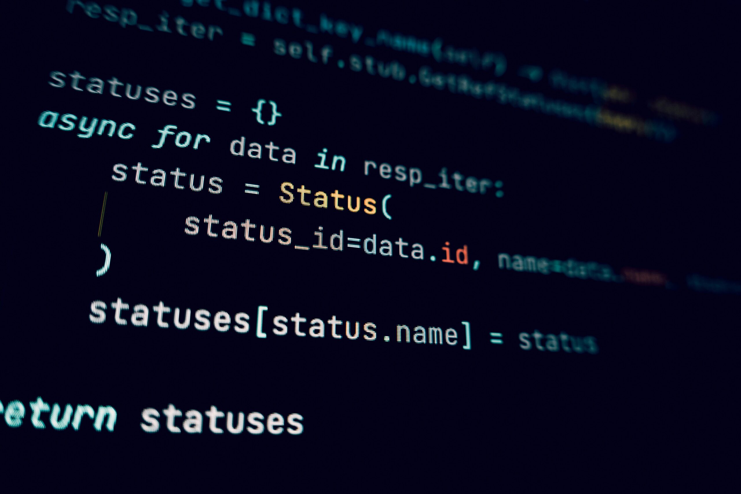 Donkere terminal met Linux code op een scherm, illustratie bij gids over distributiekeuze voor een VPS in 2026