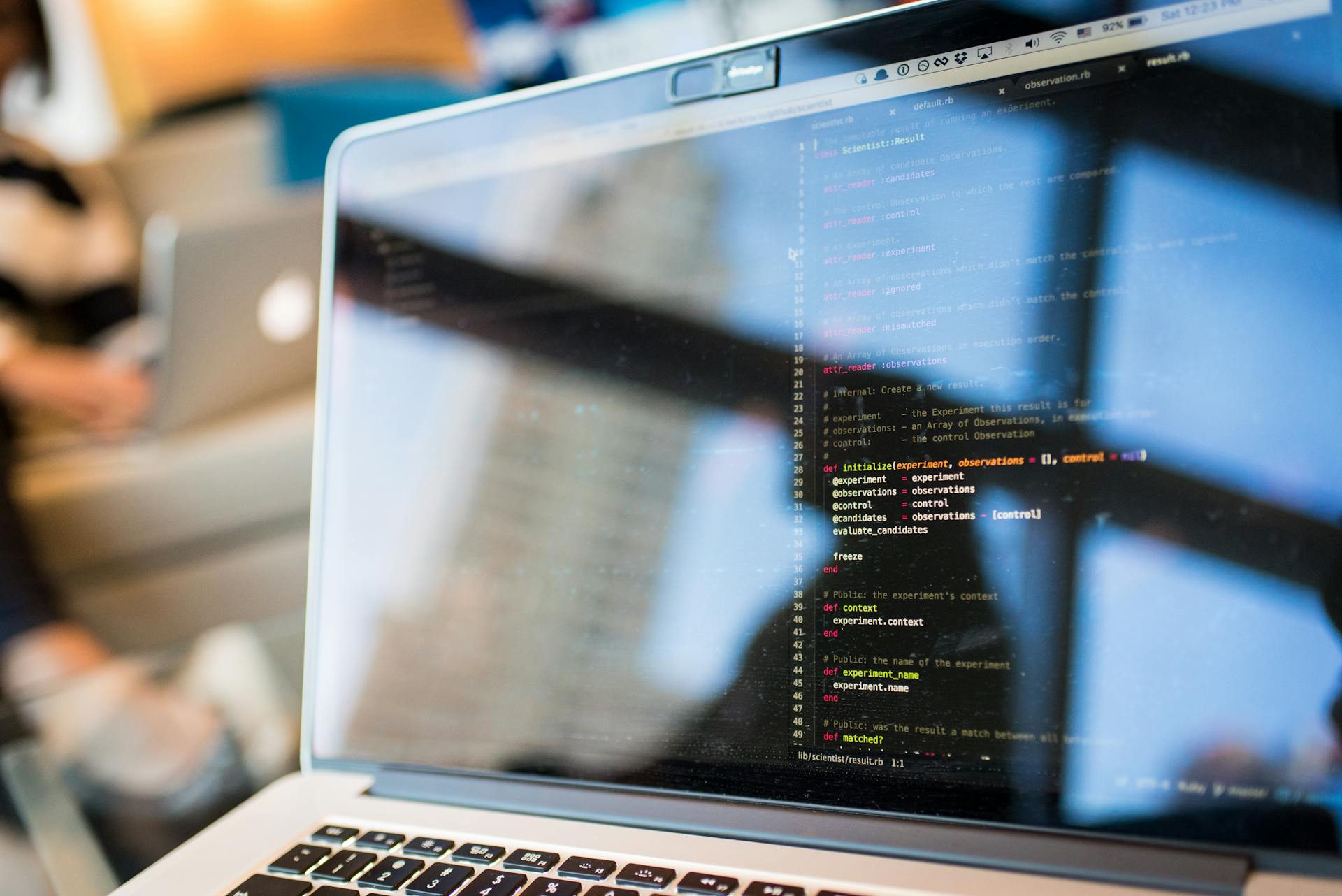 Ontwikkelaar werkt aan een laptop met een dashboard voor WordPress backup en monitoring, illustratie bij WordPress backup uitbesteden in 2026
