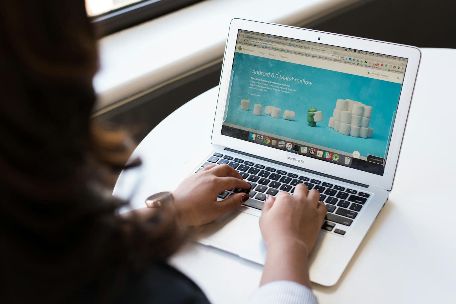 Specialist die WordPress onderhoud uitbesteedt en updates uitvoert op een laptop