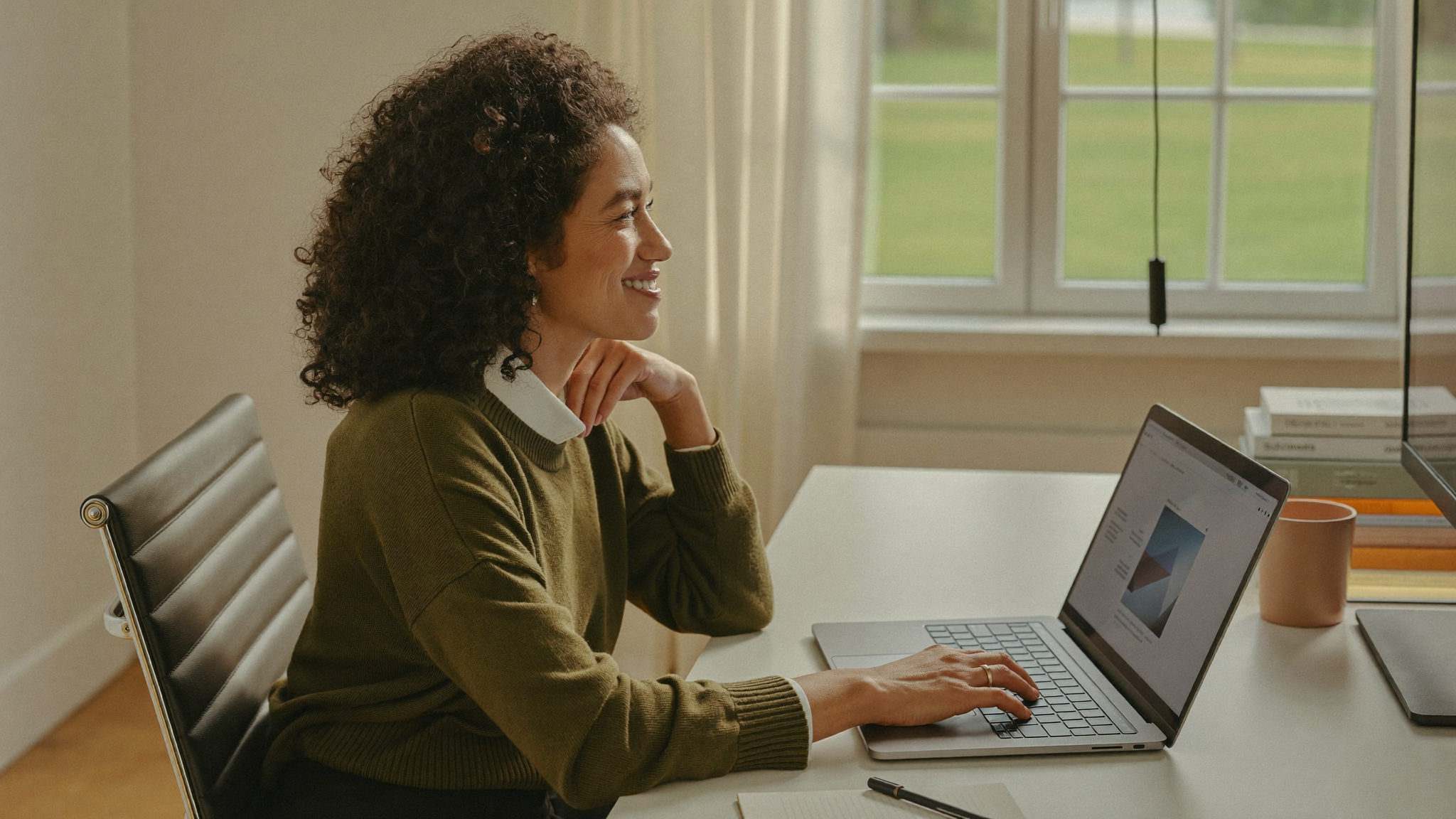 Ondernemer werkt ontspannen op laptop in licht kantoor, beeld bij WordPress veilig updaten met staging en geteste back-ups
