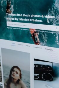 Werkplek met laptop en notitieboek waarop een keuze tussen subdomein en nieuwe domeinnaam wordt voorbereid