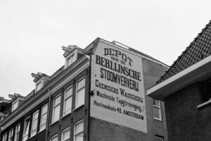 Bescherm je merk online — waarom je je bedrijfsnaam in .nl, .com én .eu tegelijk zou moeten registreren