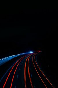Long-exposure foto van lichtstrepen op een snelweg in Duitsland, symbool voor de transitie van shared hosting naar een Cloud VPS in een EU-datacenter