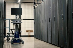 Linux serverhardware in een datacenter, illustreert de Dirty Frag kernel-kwetsbaarheid CVE-2026-43284 en CVE-2026-43500