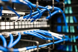 Blauwe netwerkkabels in serverrack symboliseren DNS records en domeinverkeer