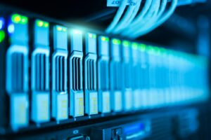 Server racks in een datacenter met blauwe verlichting symboliseren een zelfgehoste mailserver waarvoor IP-reputatie en deliverability belangrijk zijn