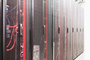 Server racks in een datacenter, symboliseert Linux servers die geraakt worden door de Fragnesia kernel-kwetsbaarheid CVE-2026-46300