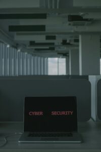 Laptop met de tekst Cyber Security op het scherm op een leeg kantoor tijdens Hemelvaartsdag, illustreert cyberrisico voor het MKB rond feestdagen