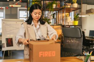 Medewerker pakt persoonlijke spullen tijdens offboarding, terwijl IT in Microsoft 365 het account afsluit