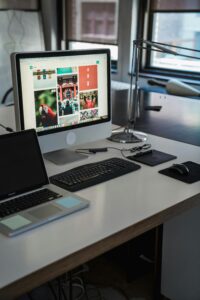 Leeg modern kantoor met laptop en monitor — typisch beeld tijdens een lang Pinksterweekend wanneer het MKB extra kwetsbaar is voor cyberaanvallen