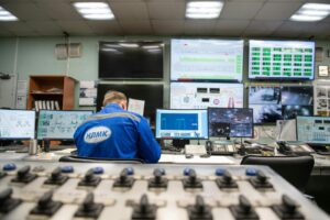 Engineer monitort meerdere schermen in een control room, symbool voor managed webhosting waarbij de hoster proactief de techniek bewaakt