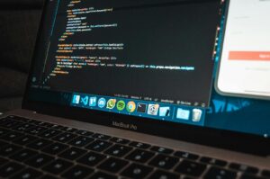 Laptop met code op scherm symboliseert maandelijks WordPress beheer en onderhoud