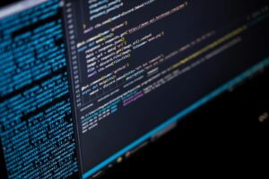 Programmeercode op een computerscherm tijdens WordPress-ontwikkeling — keuze tussen managed WordPress hosting en managed VPS