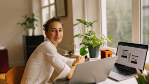 WordPress staging omgeving: ondernemer test een update op een kopie van haar website voordat die live gaat