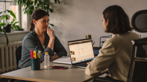 E-mailbeveiliging MKB: ondernemer en collega bespreken de kosten achter een laptop