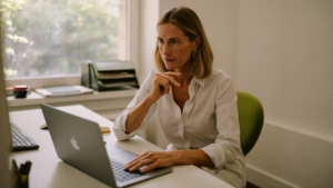 PHP versie WordPress updaten: MKB-ondernemer bekijkt de websitestatus van haar bedrijfssite op een laptop